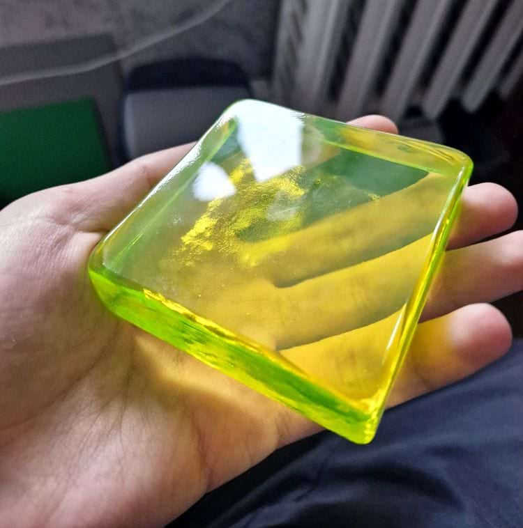плитка из уранового стекла