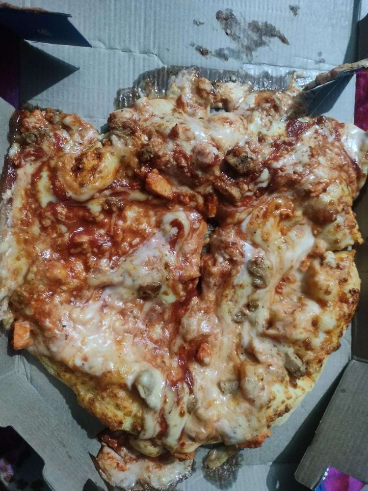 пицца смешанная в кашу в коробке