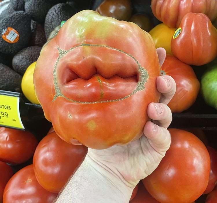 помидор со ртом