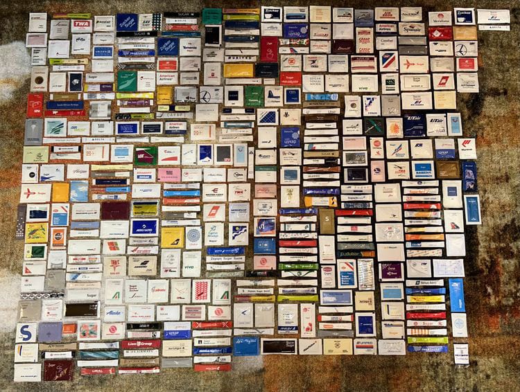 коллекция сахарных пакетиков от авиакомпаний