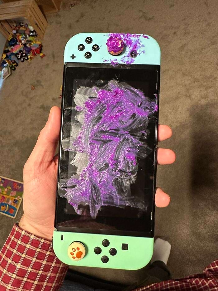 Nintendo Switch, испачканный в клее-карандаше