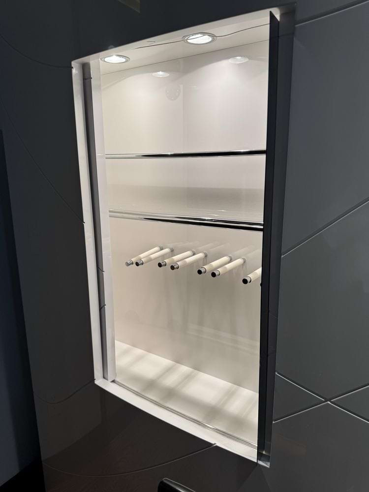 бар, в котором хранятся бутылки с вином и бокалы в подвешенном состоянии