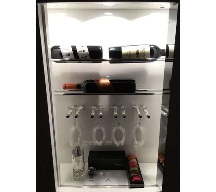 бар, в котором хранятся бутылки с вином и бокалы в подвешенном состоянии