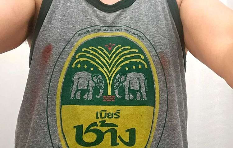 футболка с красными подтёками в области сосков