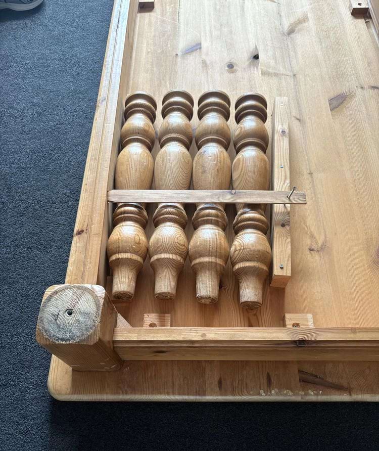 для хранения откручивающихся ножек во время транспортировки стола