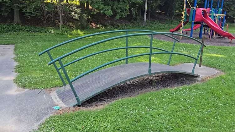 мостик предназначен для детских игр