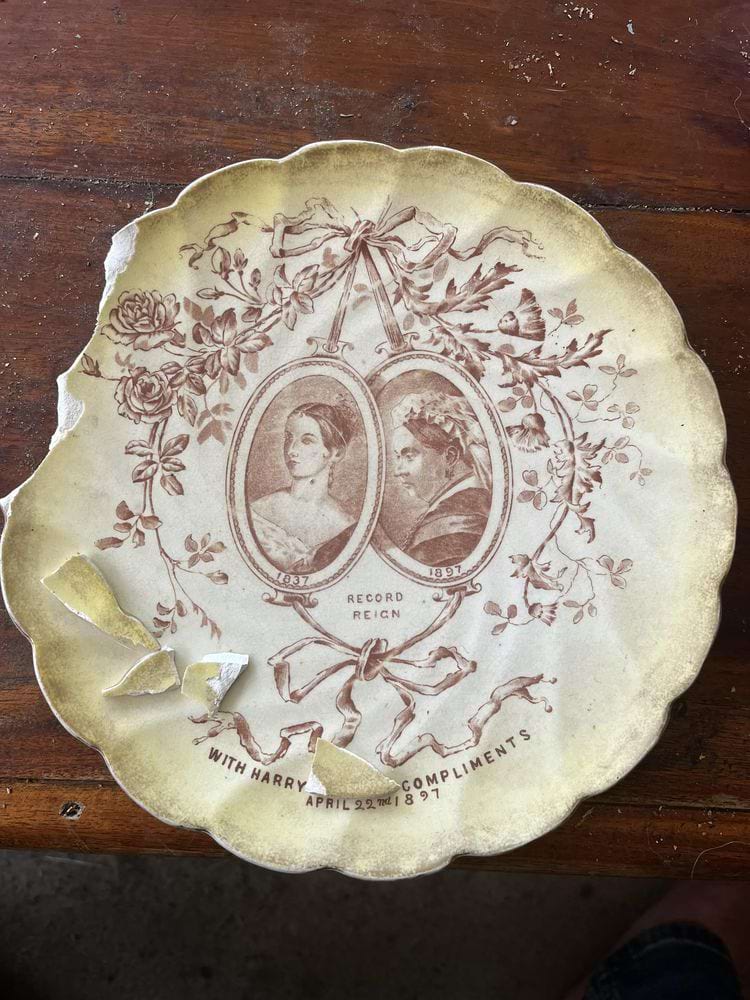 старинная тарелка от которой откололся кусок