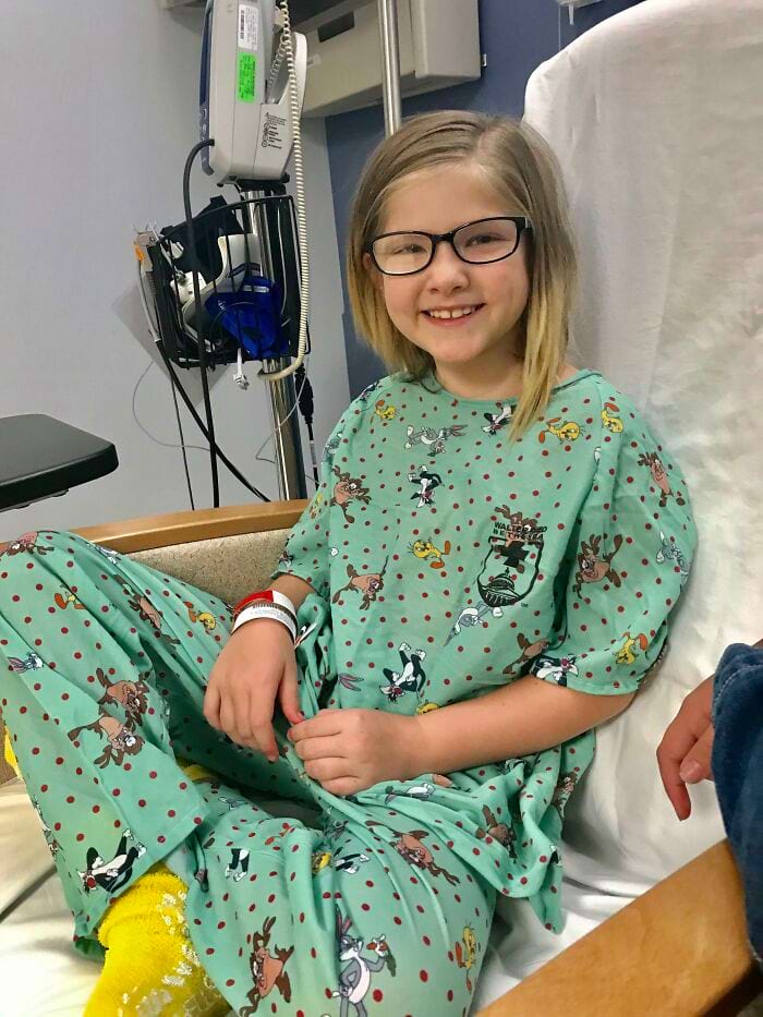 девочка в очках сидит в больничной палате