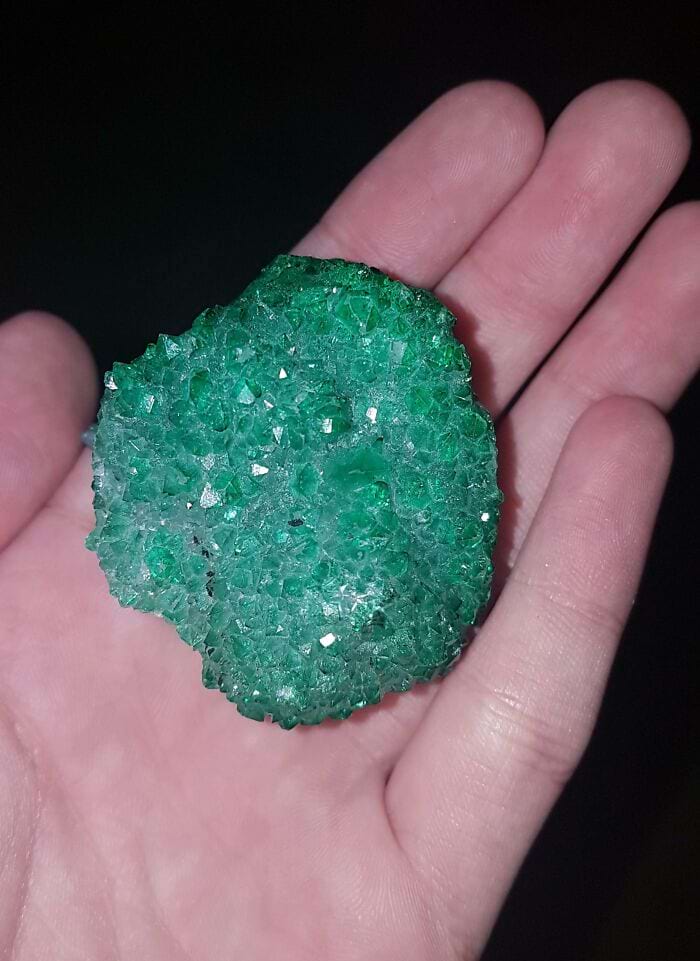 празиолит в руке