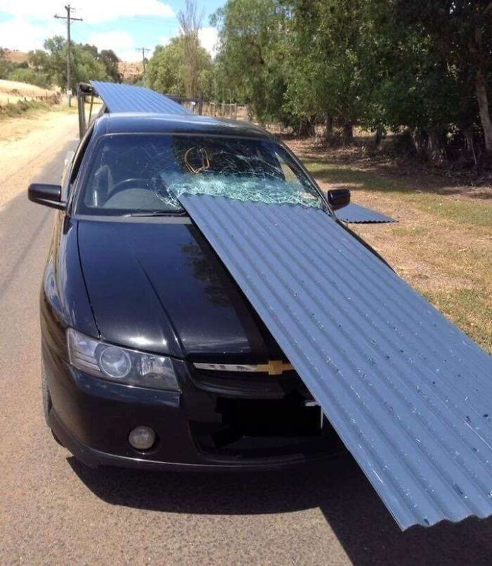 лист профнастила пробил лобовое стекло автомобиля