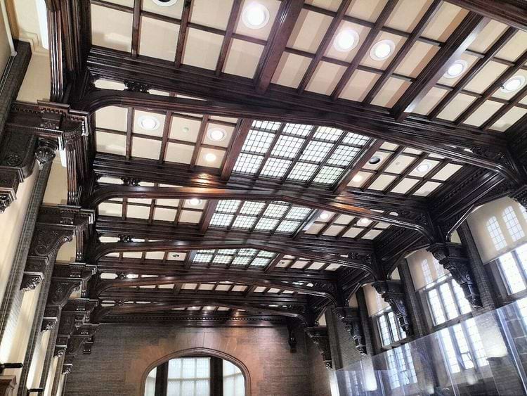 интерьер  Андербанк-холл в центре города Стокпорт, Англия