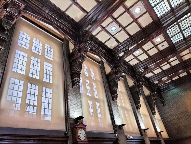 интерьер  Андербанк-холл в центре города Стокпорт, Англия