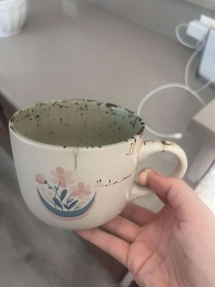 Кружка начала выделять темную жидкость при контакте с теплом