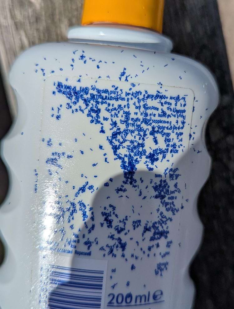 Буквы на бутылочке солнцезащитного крема перепутались