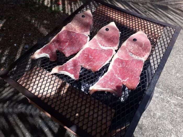 мясо на гриле в форме рыбы