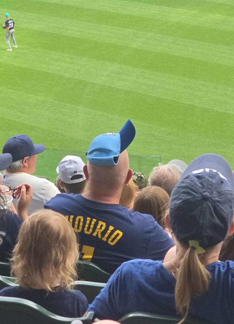 мужчина неправильно надел бейсболку, rally cap