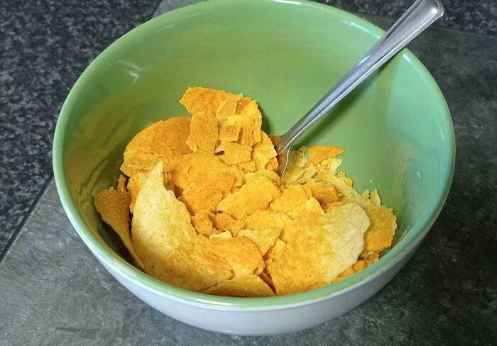 чипсы в тарелке