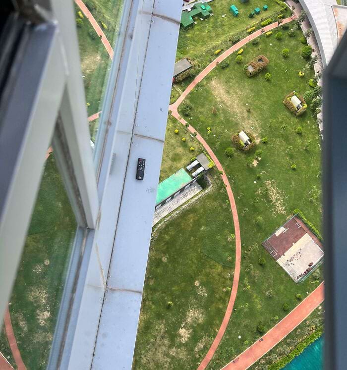 пульт лежит на подоконнике