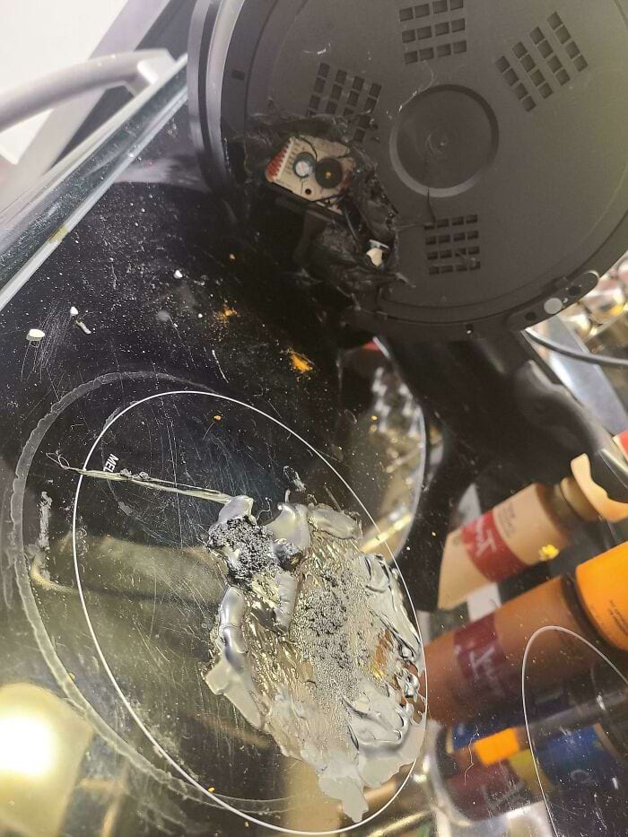 электрический чайник расплавился на плите