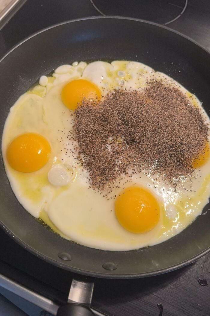 чёрный перец высыпался из перечницы