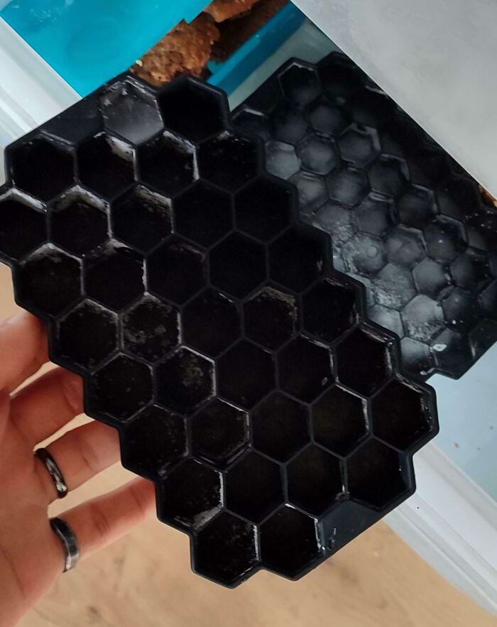 один кубик льда в форме для льда