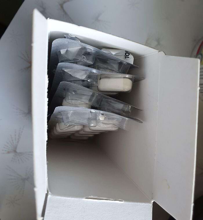 таблетки из разных блистеров в коробке