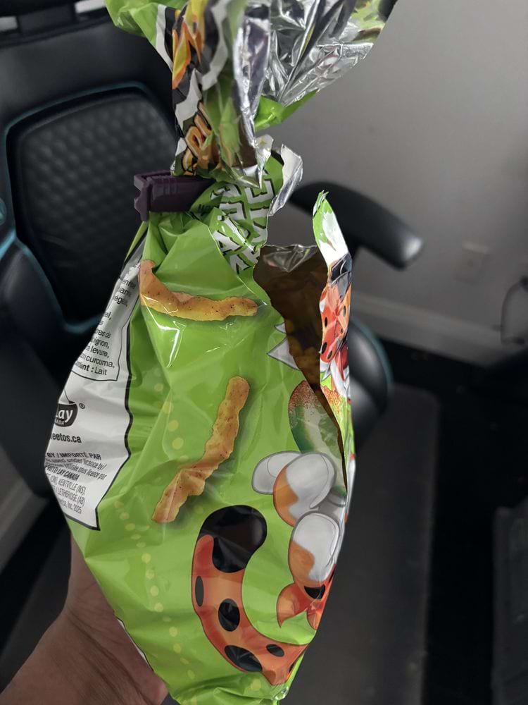 варварски открытый пакет с чипсами