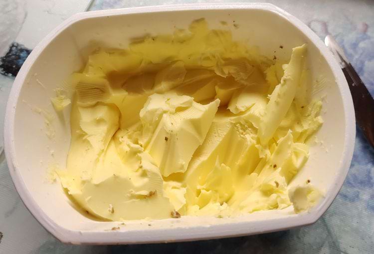 порезанное масло в ванночке