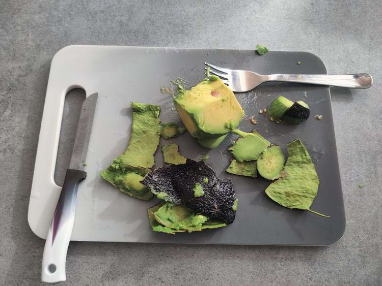варварски очищенный авокадо