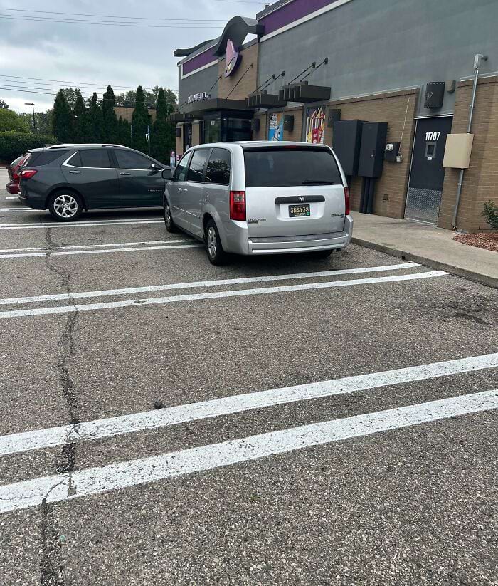 водитель припарковал машину поперёк парковочных мест