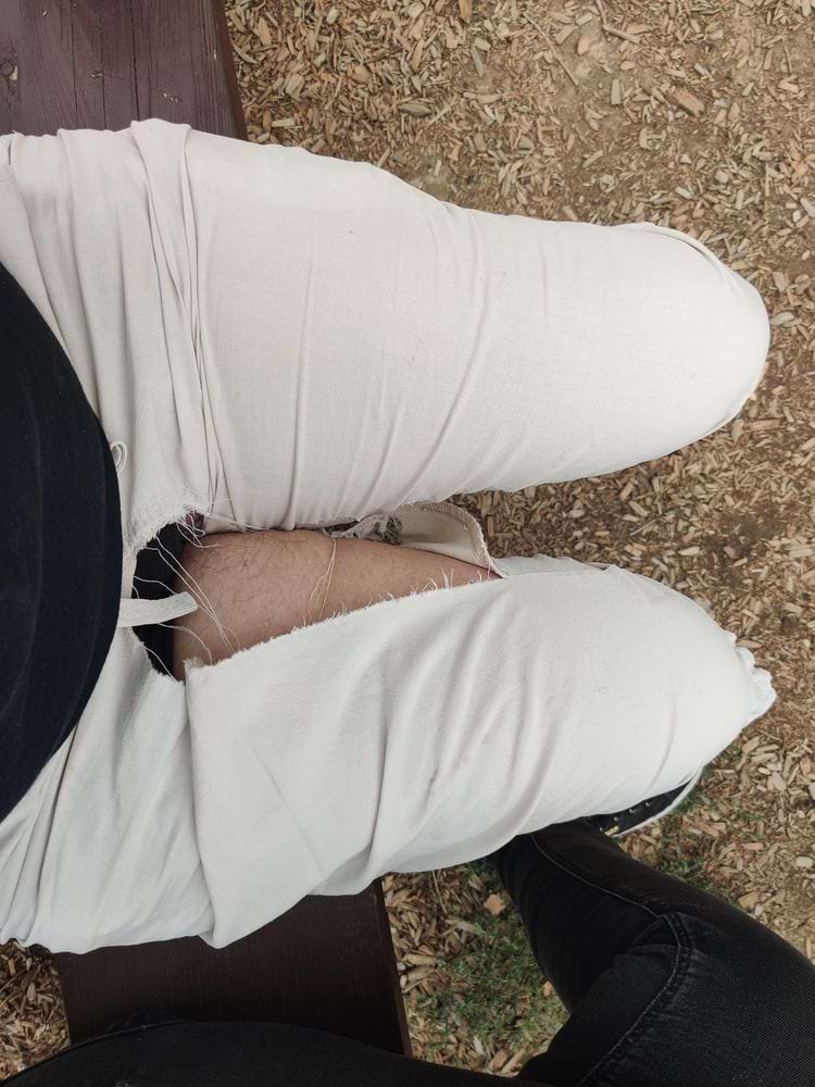 одна штанина треснула и разошлась