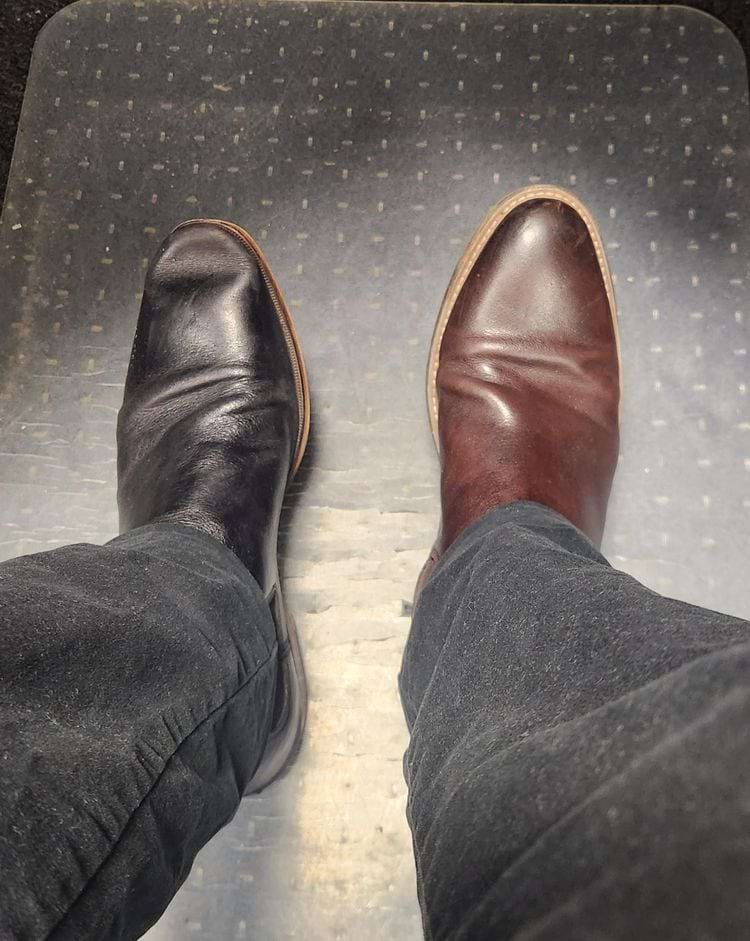 ботинки на ногах разного цвета