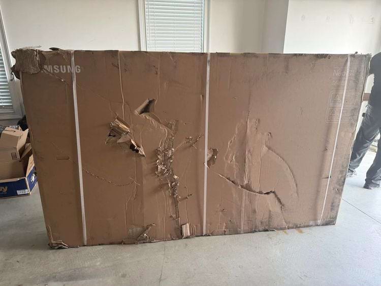 сильно помятая и побитая упаковка телевизора