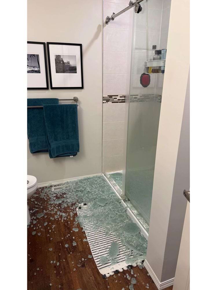 стеклянная дверь душа разлетелась на осколки