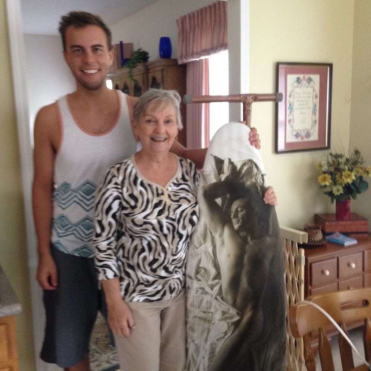 женщина стоит с гладильной доской