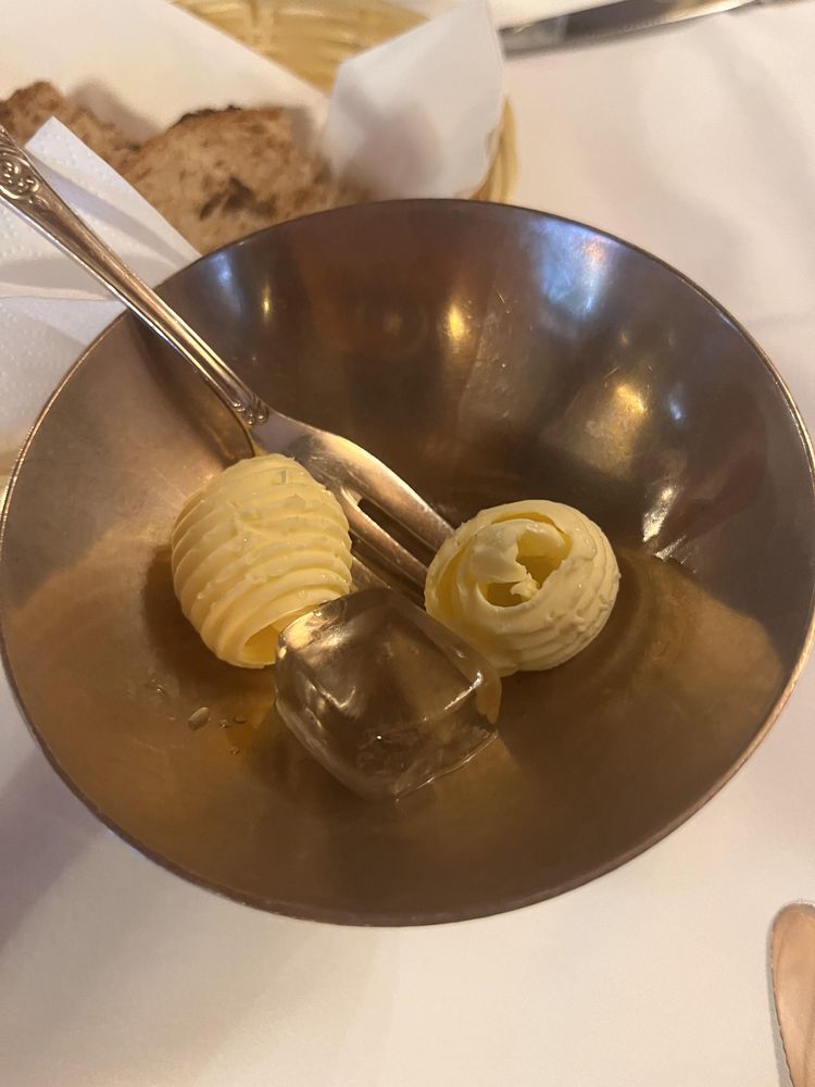 В этом ресторане в Швейцарии кладут лёд в маслёнку