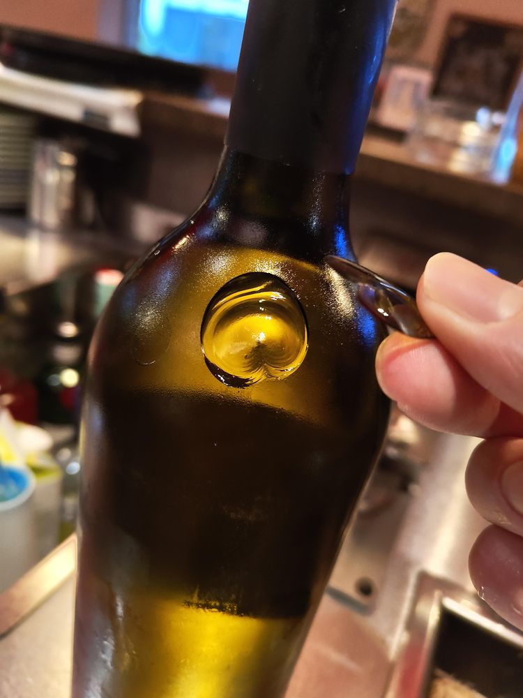 кусок стекла скололсяс бутылки вина