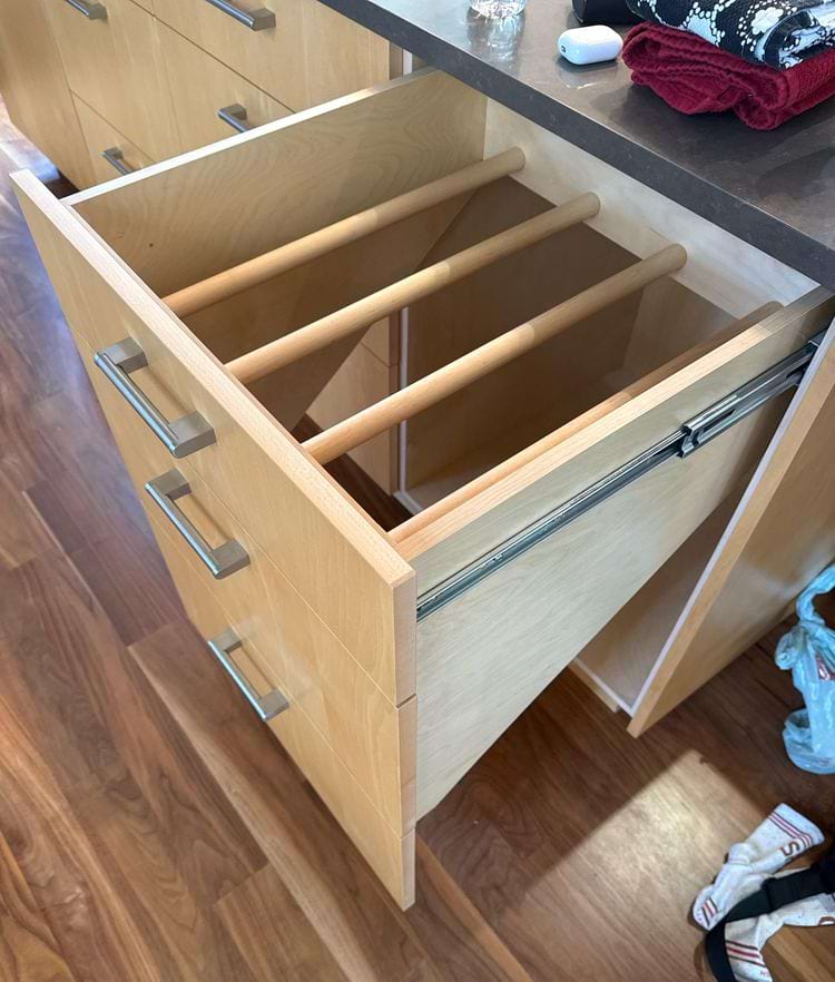 вешалка в кухонном шкафу для полотенец и фартуков