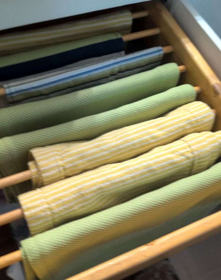 вешалка в кухонном шкафу для полотенец и фартуков