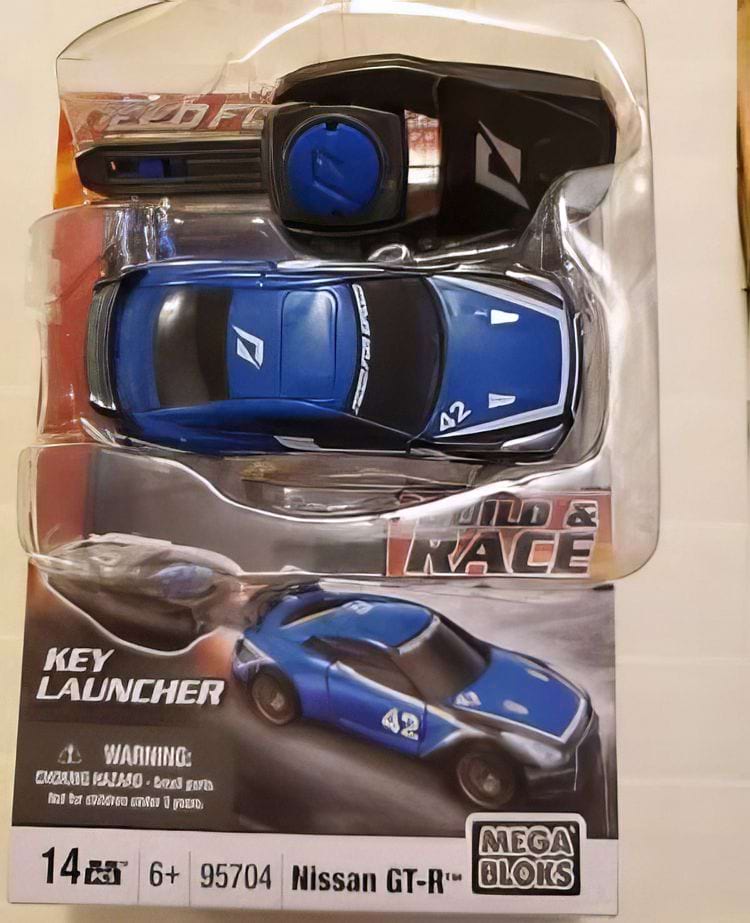 упаковка с игрушечной машинкой