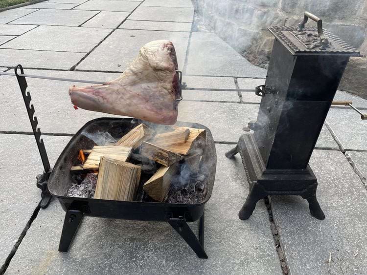 заводной вертел для приготовления мяса на огне