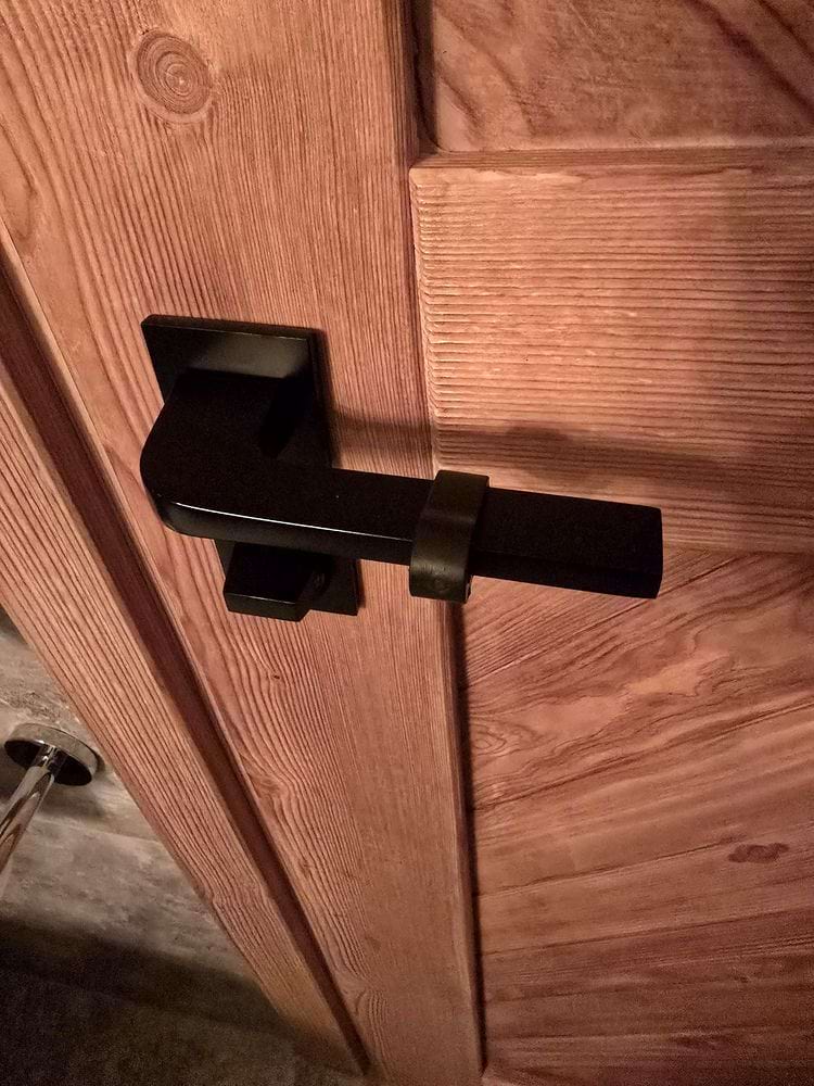 для защиты стены от ударов по ней ручкой двери при слишком резком открывании