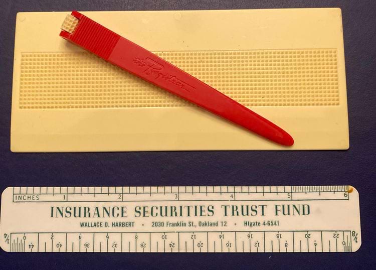 инструмент для тиснения чеков после внесения в них информации