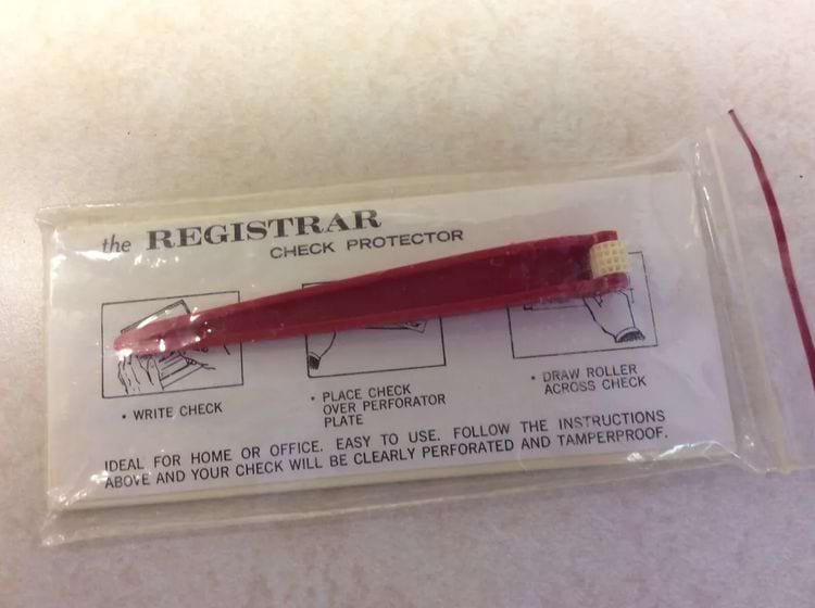 инструмент для тиснения чеков после внесения в них информации