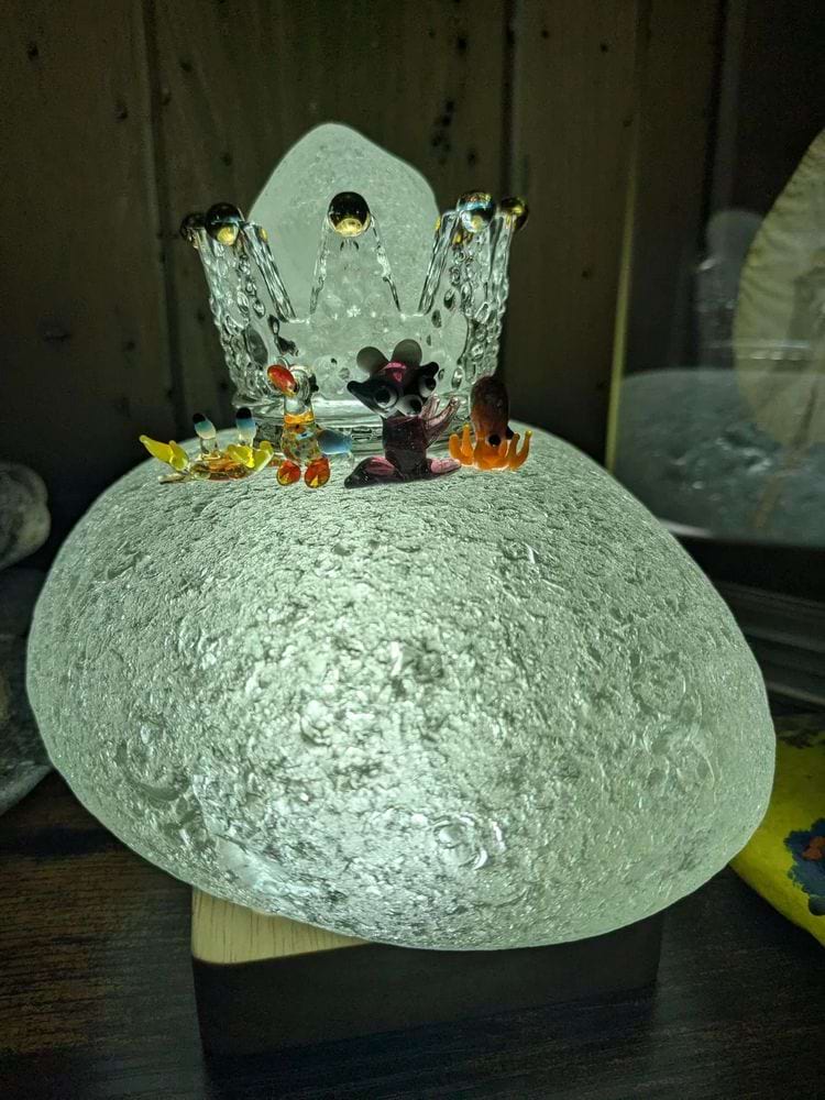 кусок стекла, превращённый в лампу