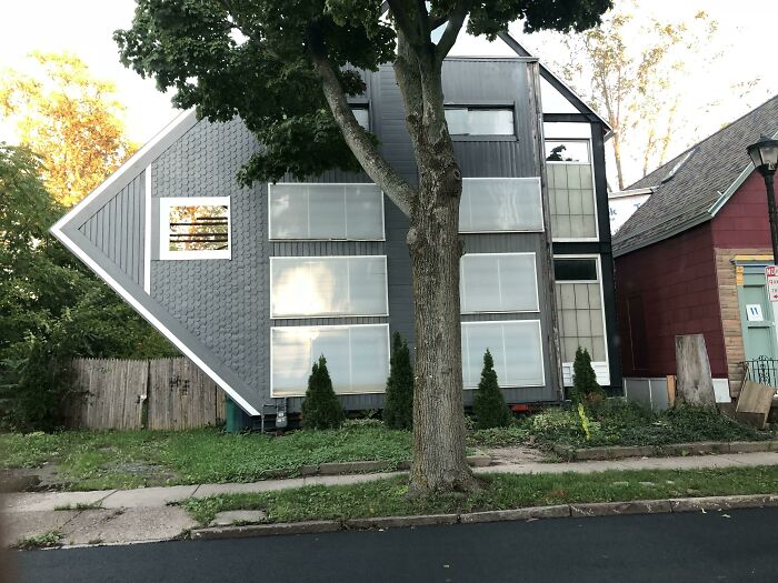 дом перевернут на бок