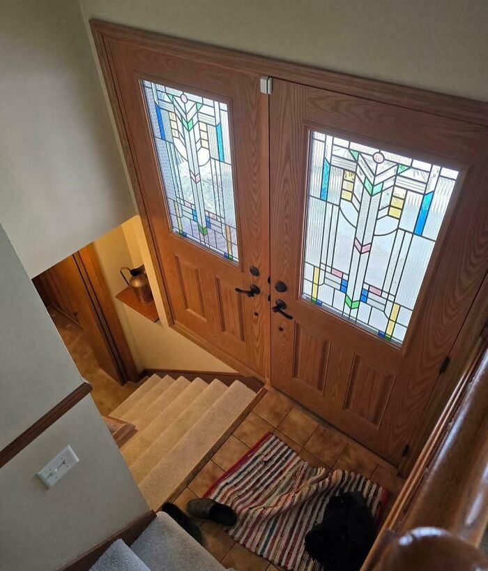 дверь над лестницей в доме