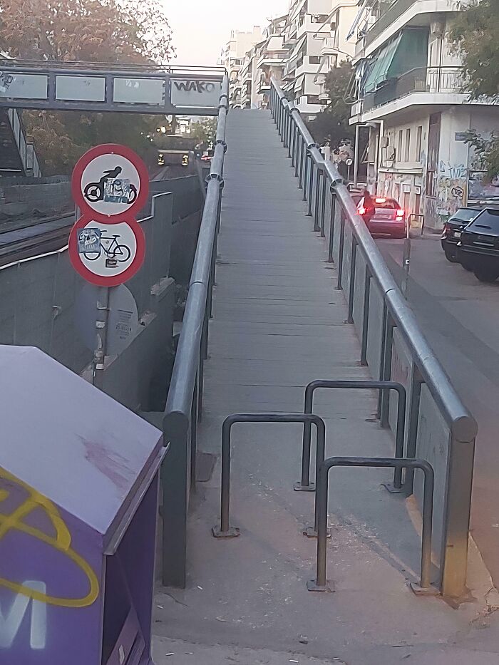 дорога дорожного перехода, перекрытая ограждениями