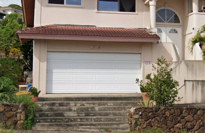 ступени перед дверью в гараж