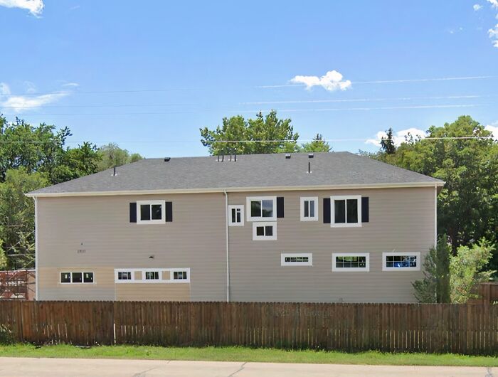 окна в доме, расположенные хаотично 